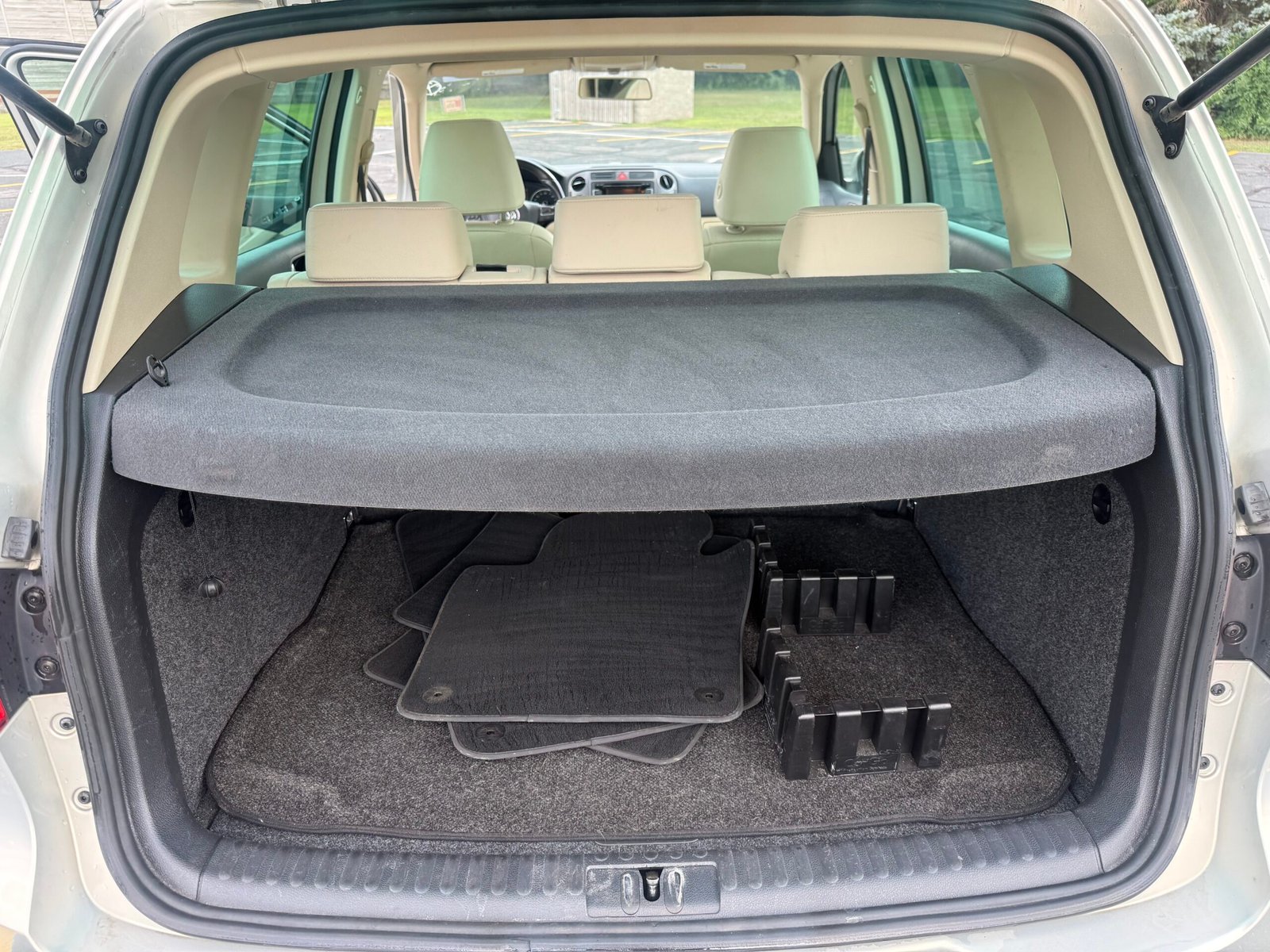 
								2011 Volkswagen Tiguan full									